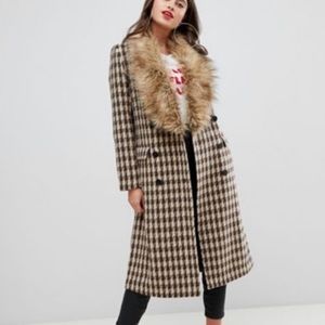 Oversized car coat in yellow check. Fur collar not included